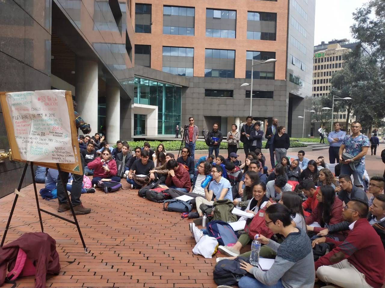 Estudiantes recibiendo clase en espacio público