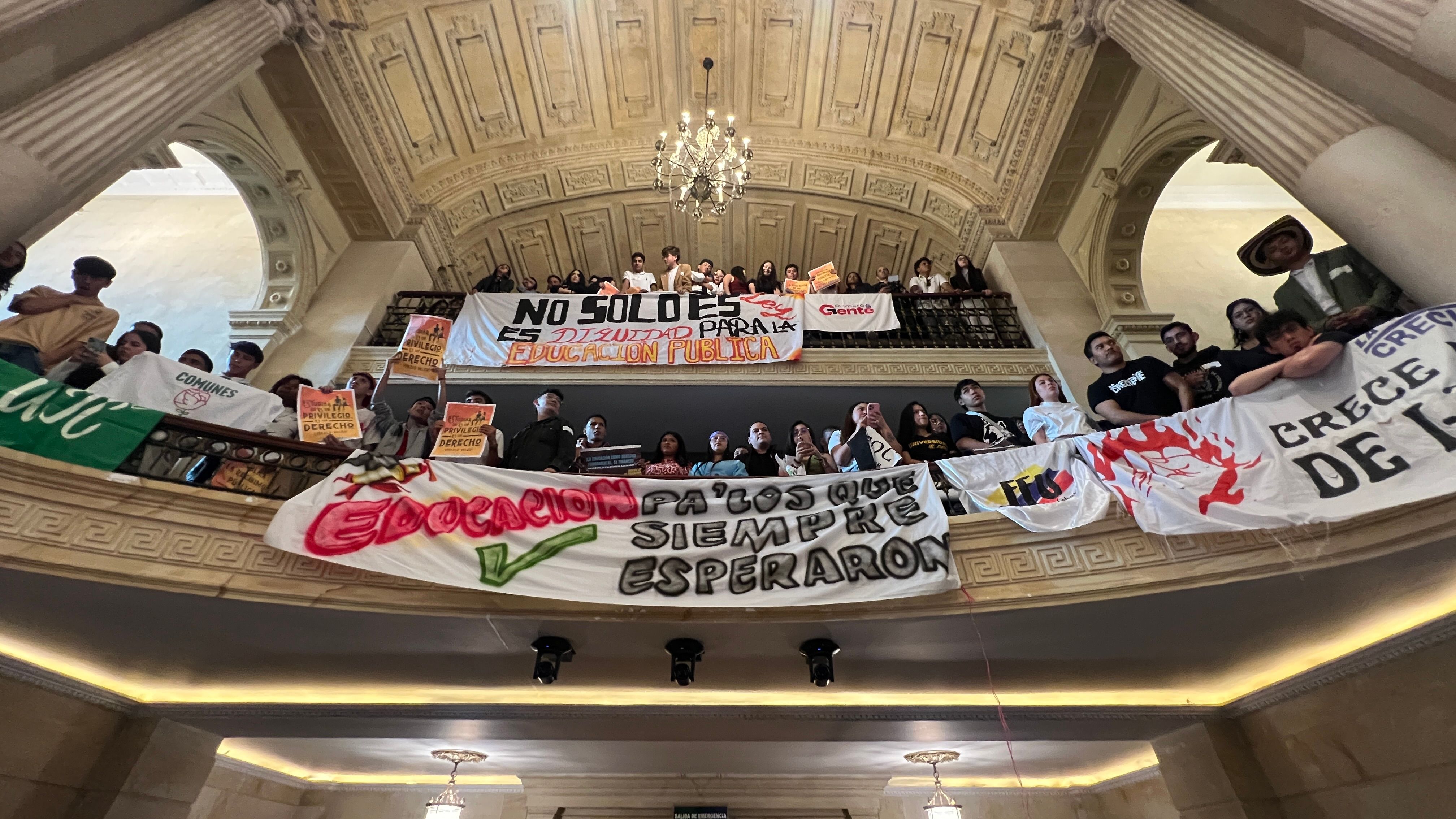 Estudiantes en los palcos del Congreso de la Nación con carteles en defensa de la educación
