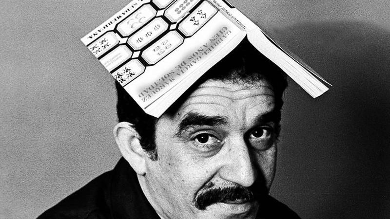 Gabriel Garcia Marquez con libro en la cabeza