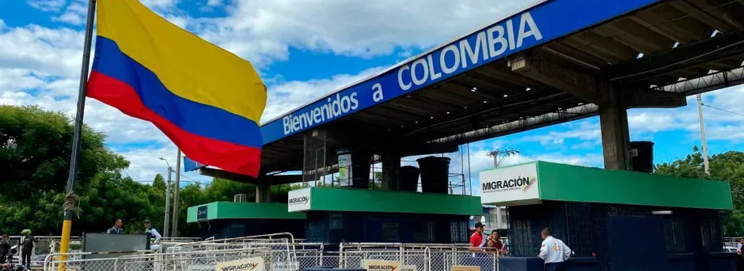 Ingreso a Colombia desde Venezuela: letrero en frontera que anuncia "Bienvenidos a Colombia"