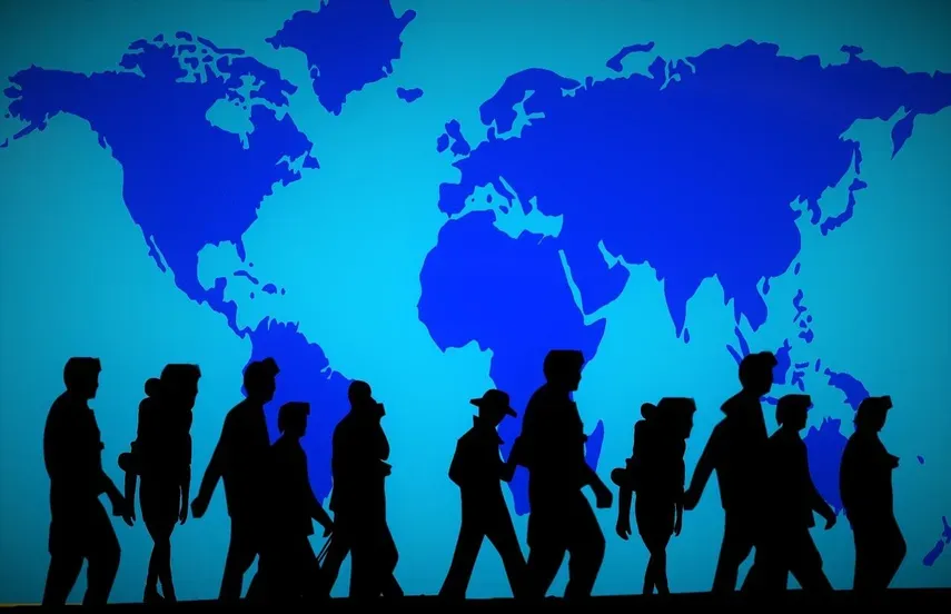 Silueta de grupo de personas caminando y en el fondo un mapa del mundo