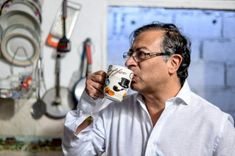 Petro tomando café